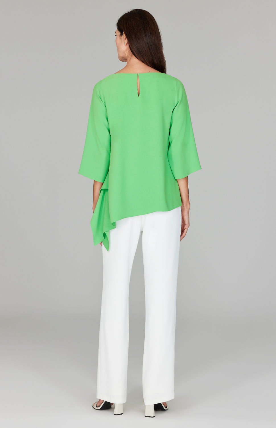 Ekaterina is 5'10" and wearing a size XS in Kiwi.