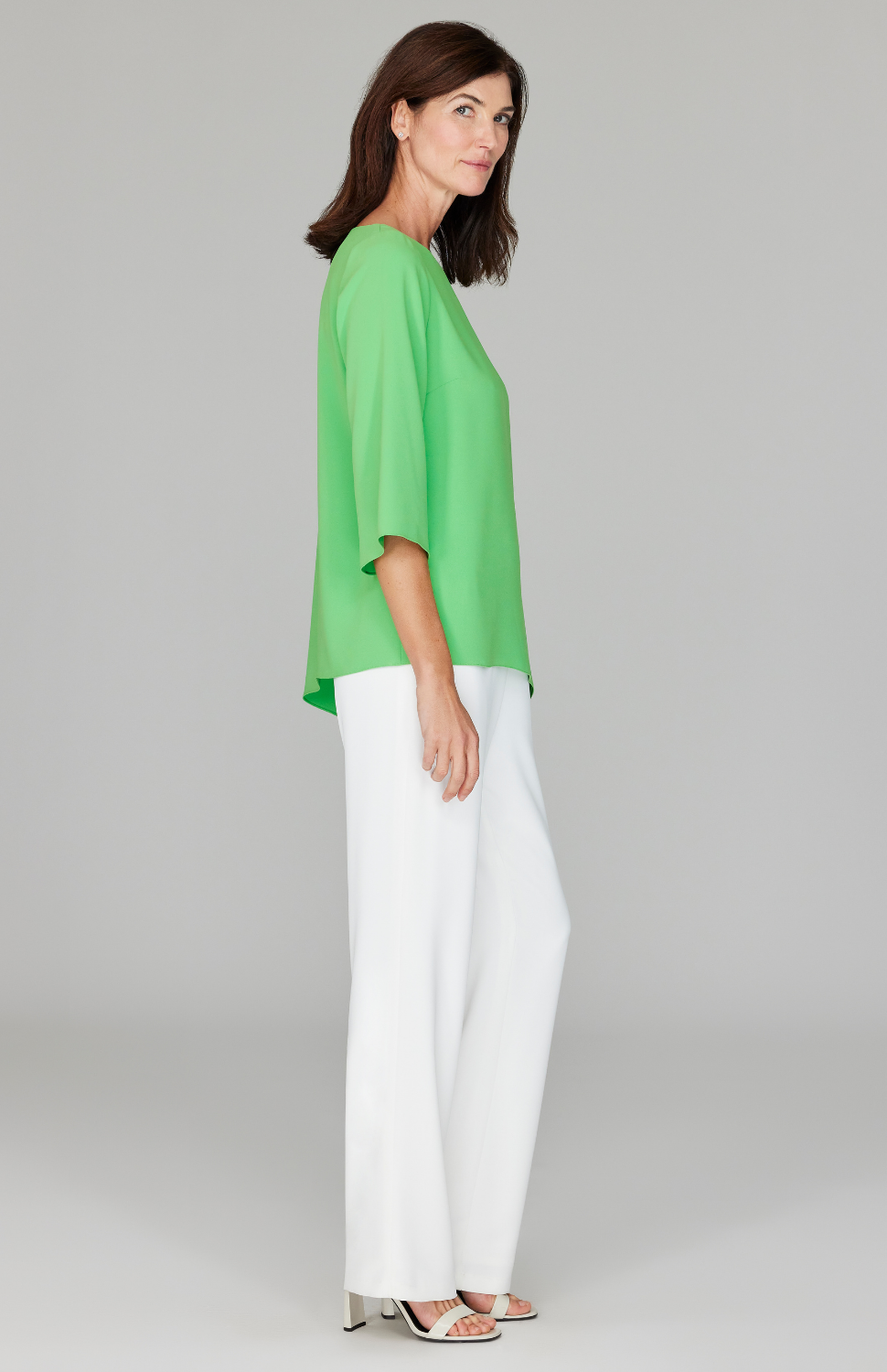 Ekaterina is 5'10" and wearing a size XS in Kiwi.