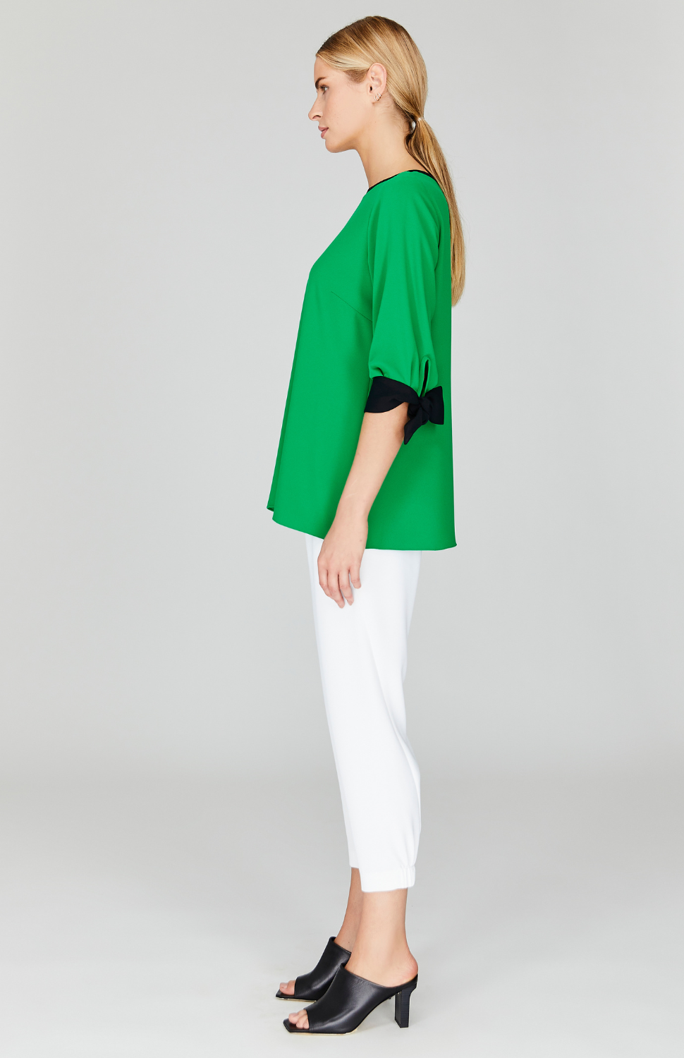 Severine is wearing an XS in Emerald.