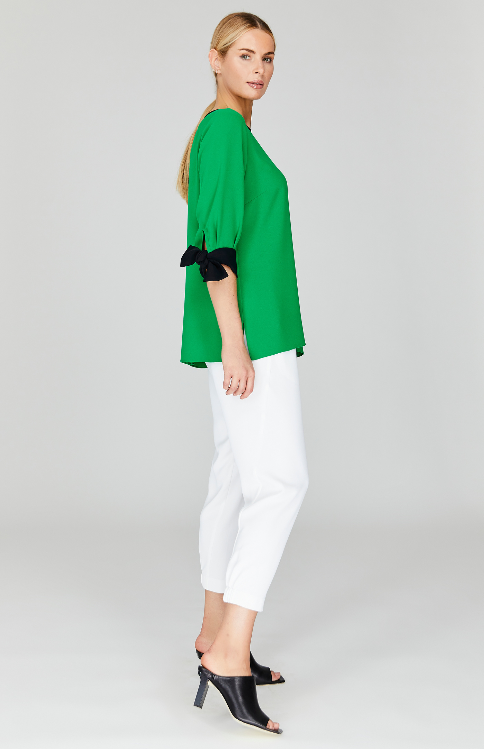 Severine is wearing an XS in Emerald.