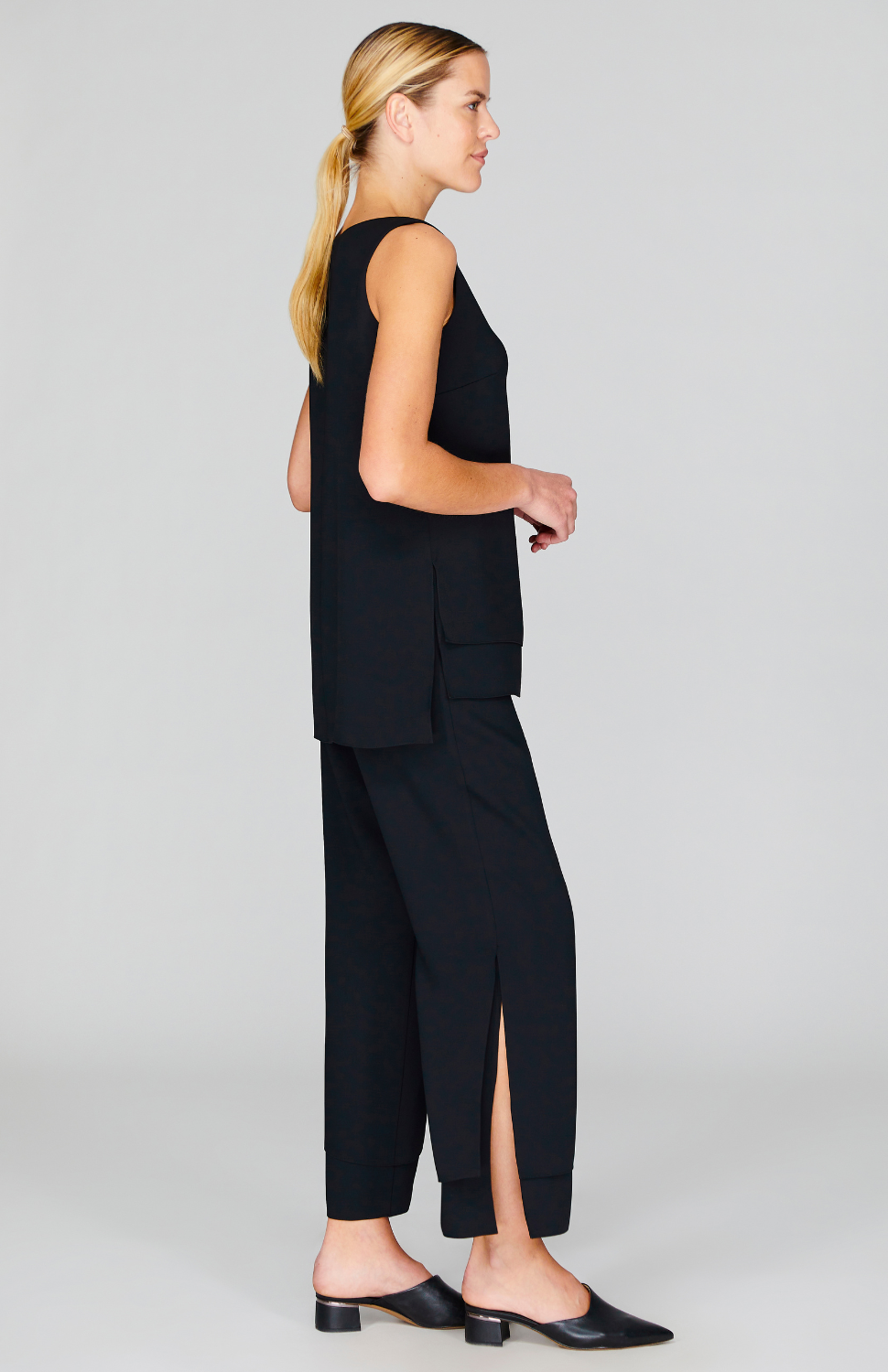 Gabby is wearing Black in size XS.