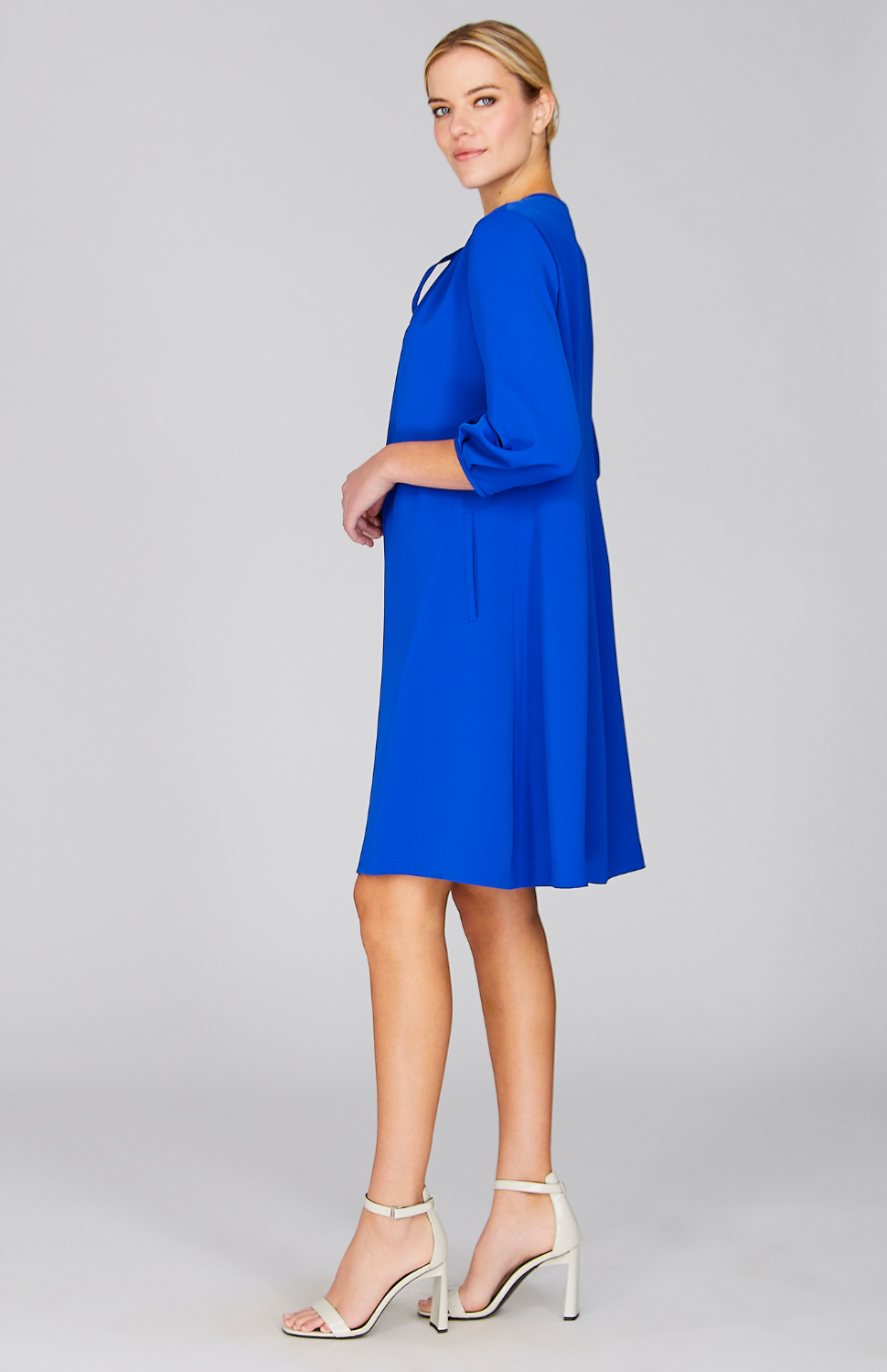 Gabby is 5'10" wearing Cobalt in XS.